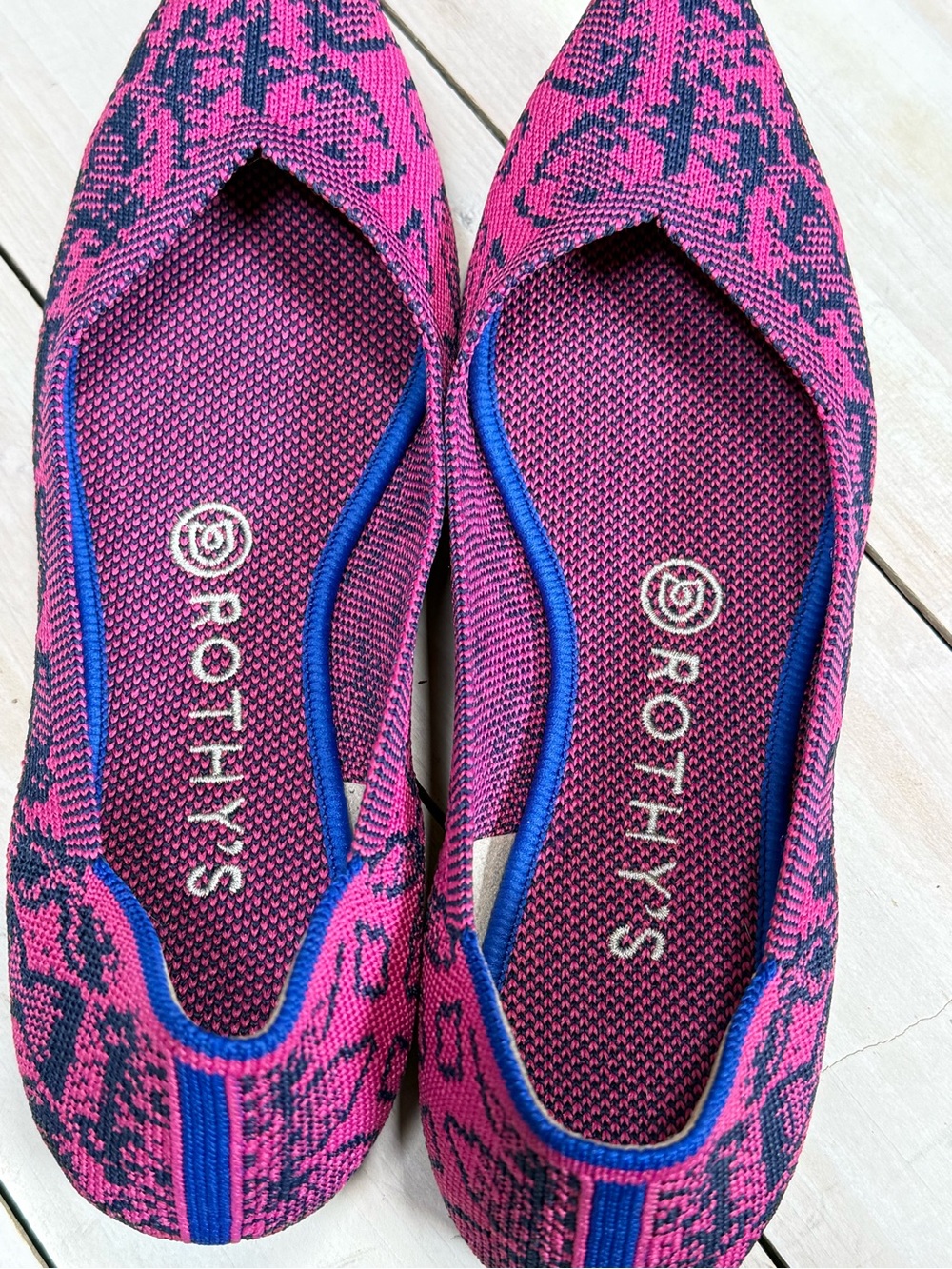 Rothy's The Point Flats Fuchsia Navy Snake Print Size 8
Retired Rare - Picture 3 of 6